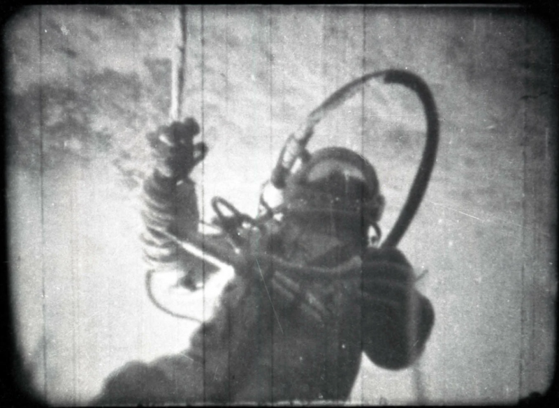 Космонавт Леонов в открытом космосе