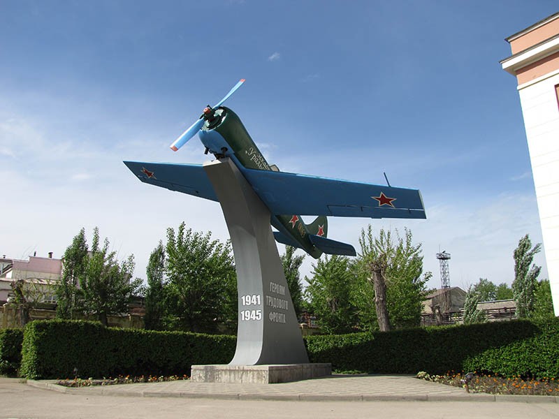 Самолет-памятник у заводоуправления УАЗа.
