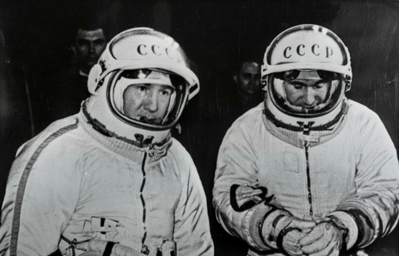 Павел Беляев и Алексей Леонов перед полётом на стартовой площадке