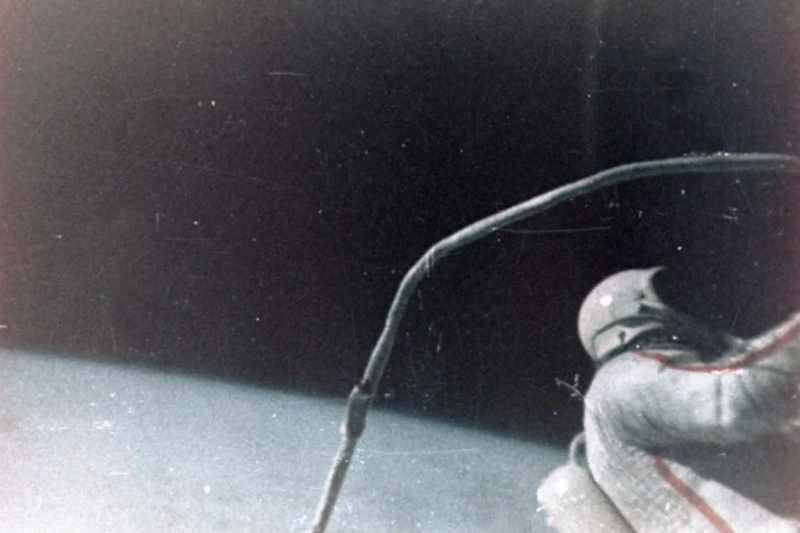 А. Леонов во время выхода в космос
