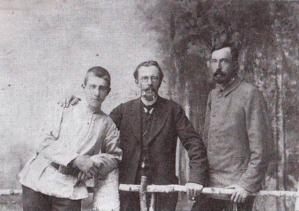 Александр Михайлович Прокудин-Горский с братом Сергеем Михайловичем и его старшим сыном Дмитрием.