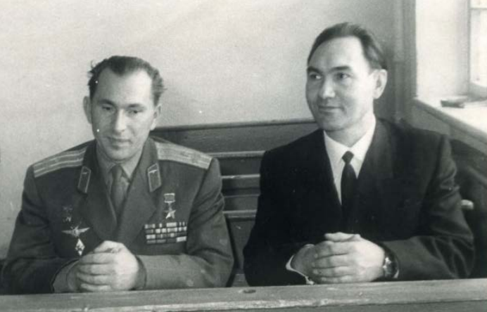 Павел Беляев со школьным другом во время визита в Каменск-Уральский в 1966 году