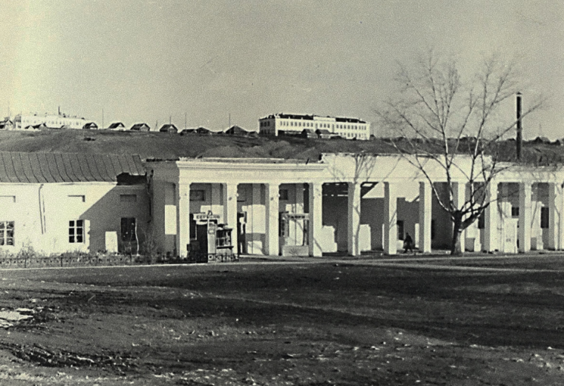 Здание провиантских складов Каменского завода. Фото 1943 год.