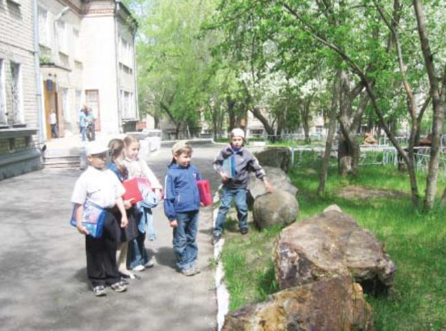 Сад камней у геологического музея им. В.П.Шевалева